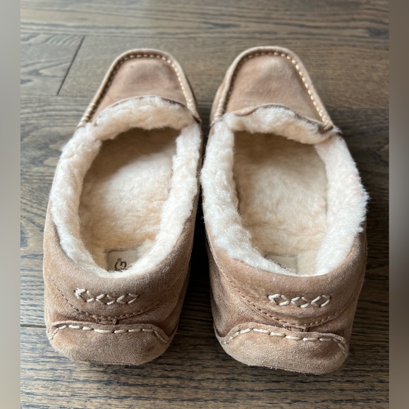 Women’s UGG Slippers - Picture 3 of 5
